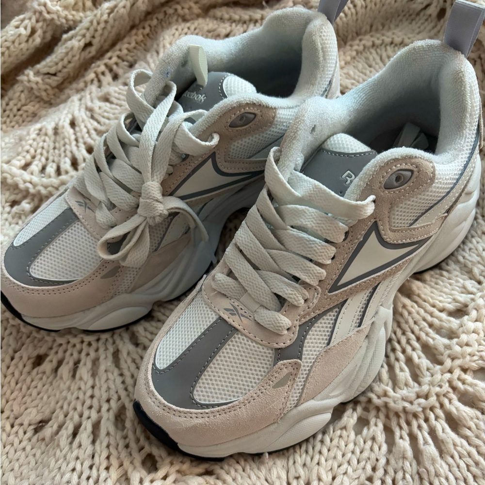 Reebok Charge sneakers